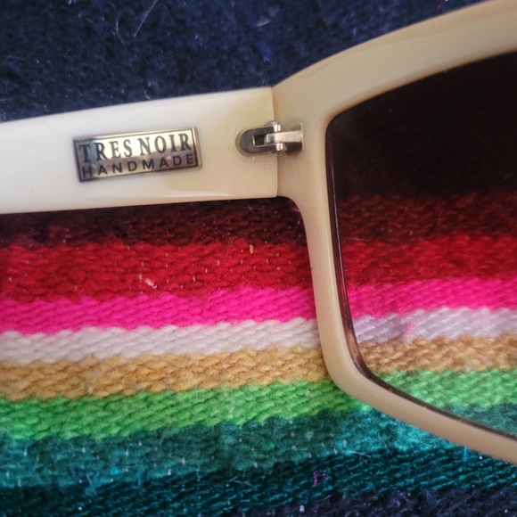 Tres Noir Tortoise Sophia Sunglasses - Picture 3 of 6